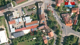 Nabízíme k dlouhodobému pronájmu prostorný komerční prostor 