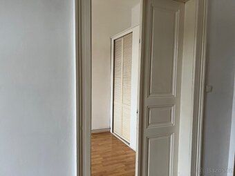 Byt 1+1 o velikosti 36m2 se nachází v 2.patře cihlového činž