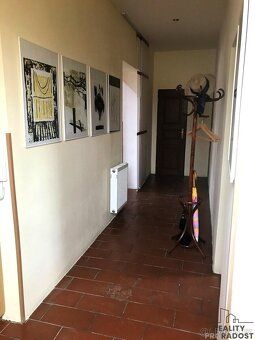 Nabízíme k pronájmu prostornou kancelářskou jednotku o výměř