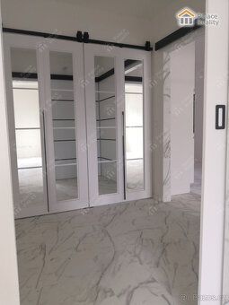 Nabízíme Vám k pronájmu moderní byt o dispozici 2+1 ve 2. po