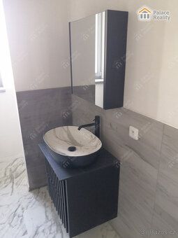 Nabízíme Vám k pronájmu moderní byt o dispozici 2+1 ve 2. po