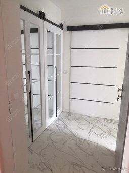 Nabízíme Vám k pronájmu moderní byt o dispozici 2+1 ve 2. po