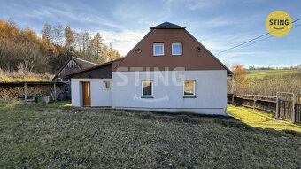 Nabízíme ke koupi prostorný a udržovaný rodinný dům s dispoz