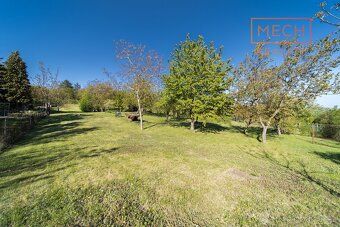Nabízíme k prodeji slunný pozemek o výměře 1 470 m² ve Slavk