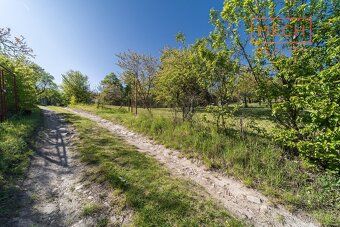 Nabízíme k prodeji slunný pozemek o výměře 1 470 m² ve Slavk