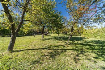 Nabízíme k prodeji slunný pozemek o výměře 1 470 m² ve Slavk