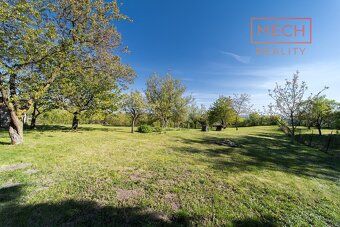 Nabízíme k prodeji slunný pozemek o výměře 1 470 m² ve Slavk
