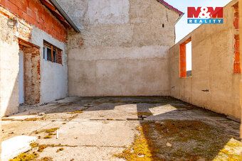Nabízíme na prodej chalupu v centru obce Štěkeň. Na pozemku 