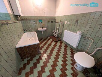 We offer for sale a family house in a quiet part of the village of Dnešice, 