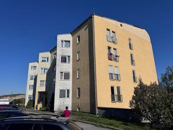 Velká atypická garsonka s jedním (plastovým) oknem, zařízený