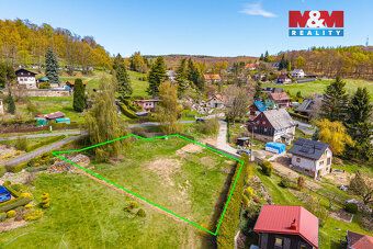 Nabízíme k prodeji pozemek o celkové výměře 859 m² v klidné 