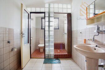Tento rodinný dům s rozsáhlým pozemkem o rozloze 5026 m² se 