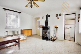 Tento rodinný dům s rozsáhlým pozemkem o rozloze 5026 m² se 