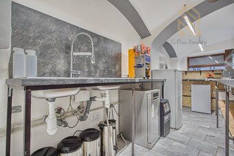 Přenechání zavedeného obchodu o velikosti 55 m² s výlohou v 