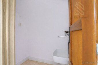 Zavedený obchod o velikosti 55 m² s výlohou v přízemí. Nabíz