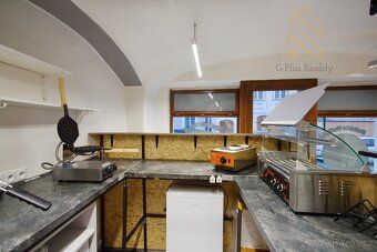 Zavedený obchod o velikosti 55 m² s výlohou v přízemí. Nabíz