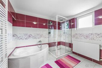 Hledáte spojení moderního komfortu, velkého pozemku a klidu 