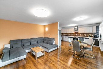 Hledáte spojení moderního komfortu, velkého pozemku a klidu 