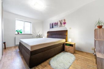 Hledáte spojení moderního komfortu, velkého pozemku a klidu 