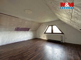 SLUNNÝ POZEMEK S DOMEM PRO VLASTNÍ REALIZACI V ORLOVÉ. Hledá