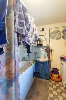 We can arrange for you the sale of a village family house which is located in the border…