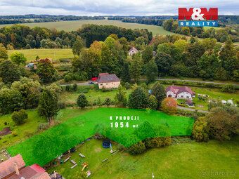 Nabízíme k prodeji stavební pozemek o rozloze 1954 m² v klid