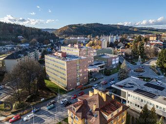 Tired of working from home? Find your space in an administrative building right in the center of Ústí nad Orlicí.