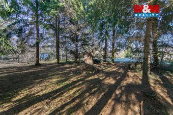 Nabízíme k prodeji krásnou zahradu o rozloze 2103 m² na břeh