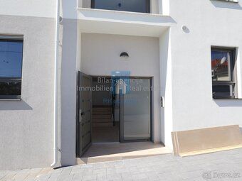 Nabízíme k prodeji luxusní byt o rozloze 99 m2, který se nac