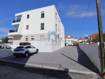 Nabízíme k prodeji luxusní byt o rozloze 99 m2, který se nac