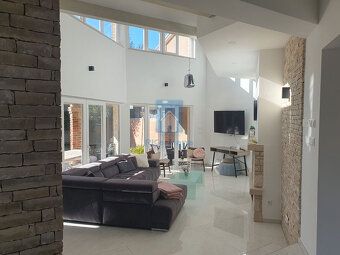 We offer a luxury house in Višnjan of size 115 m², with a swimming pool.