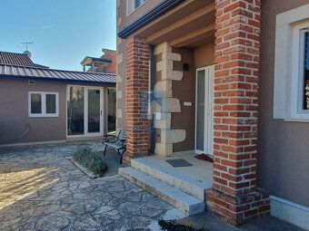 We offer a luxury house in Višnjan of size 115 m², with a swimming pool.
