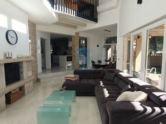 We offer a luxury house in Višnjan of size 115 m², with a swimming pool.