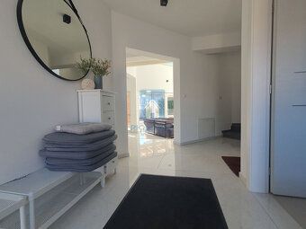 We offer a luxury house in Višnjan of size 115 m², with a swimming pool.