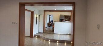 V patře byt 4+KK 190m2 + terasa 40m2 + balkon 8m2.Dole byt 3