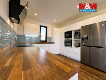 Nabízíme k prodeji novostavbu moderního bungalovu 4+kk v jed