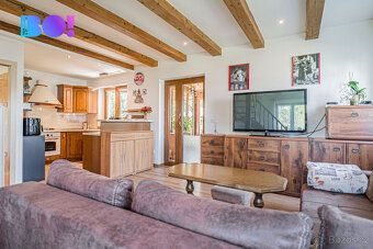 Nabízíme středně velký moderně stavěný cihlový rodinný dům s