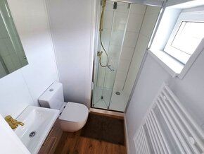 Nový mobilní dům s rámovou konstrukcí usazenou na ocelovém p