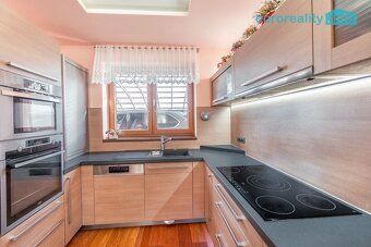 Sale of family house 5+kk with garden, pool, workshop and exceptional parking possibilities – Libeř, Prague West