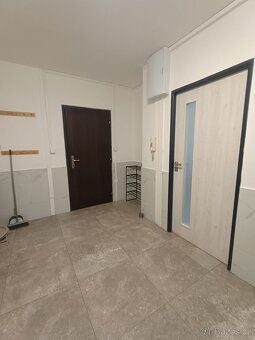 Nabízíme k pronájmu světlý a prostorný byt o dispozici 3+1 s