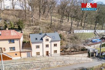 Nabízíme k prodeji prostorný rodinný dům v klidné části obce