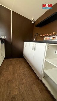 Nabízíme k prodeji samostatně stojící dřevěný stánek o užitn