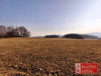 We offer for sale a nice flat plot of land in the village of Slavče near Třeboň.