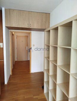 Nabízíme k pronájmu zrekonstruovaný, plně zařízený byt 2+kk 