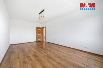 Nabízíme k prodeji prostorný a světlý byt o dispozici 3+1 s 