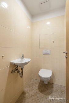 Nabízíme k dlouhodobému podnájmu prostorný byt 2+kk o výměře
