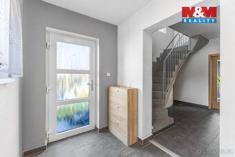 Just 6 km from Prague's border with connection to Veleslavin metro station in just 4 train…
