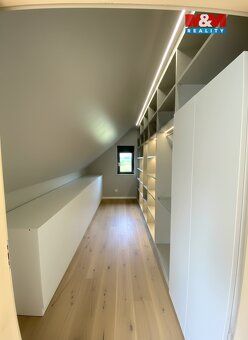 We offer for sale a detached family house of layout