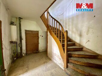 We offer for sale a detached family house of layout