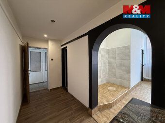 Renting of commercial space (32 m²) in Karvina, located on ground floor of brick commercial…